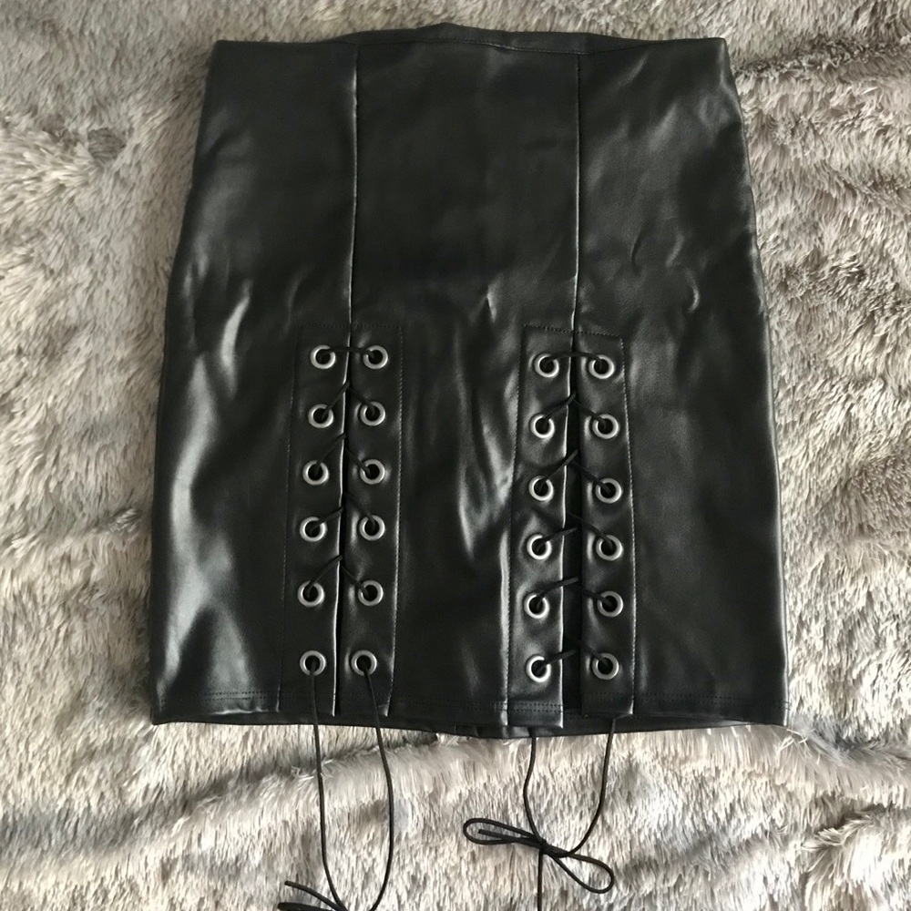 BLACK Mini Skirt 🖤 || WINDSOR